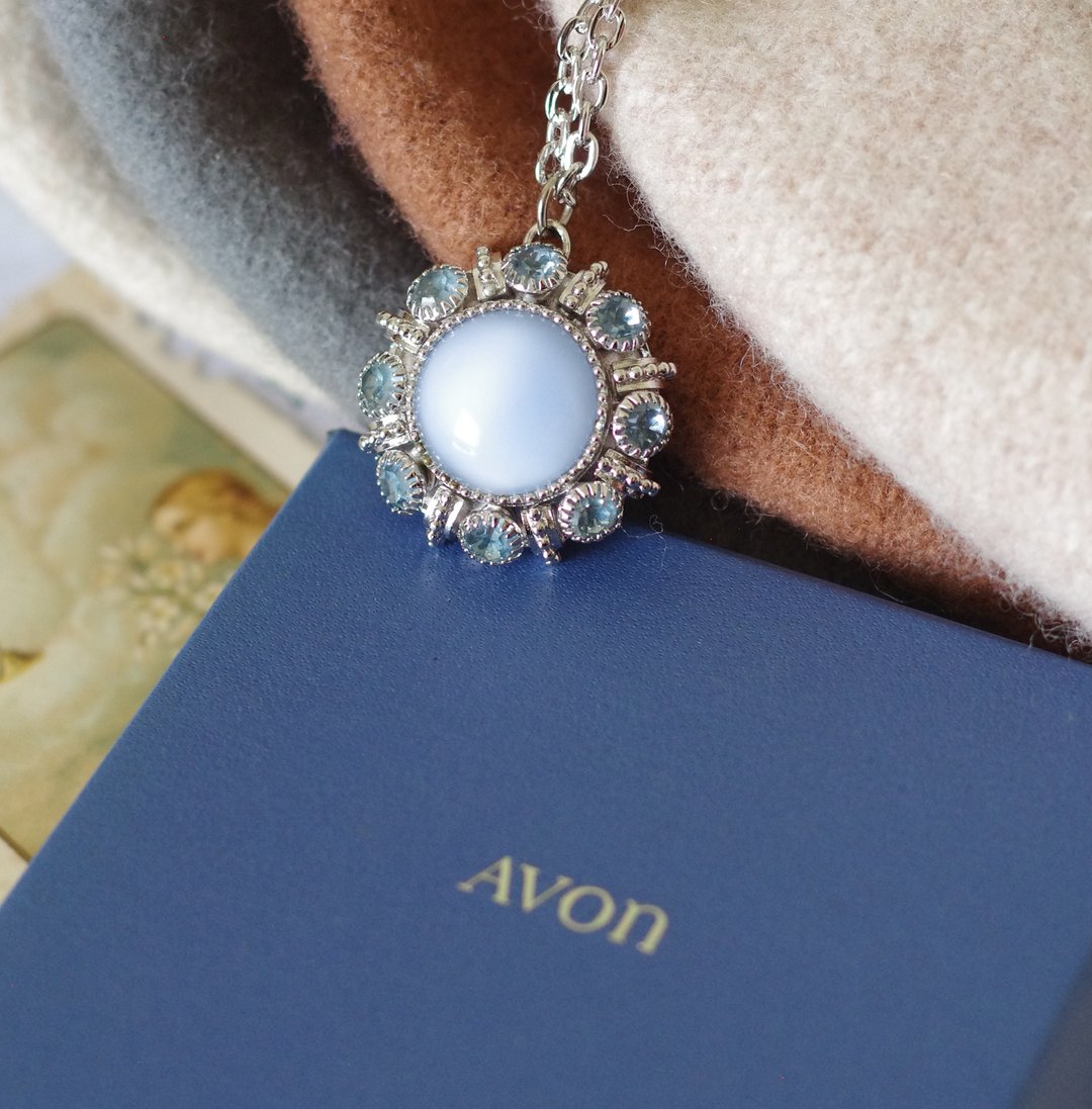 老又好古董珠宝银色透光光晕蓝色莱茵石圆形项链AVON N244 - 项链 - 其他金属 银色