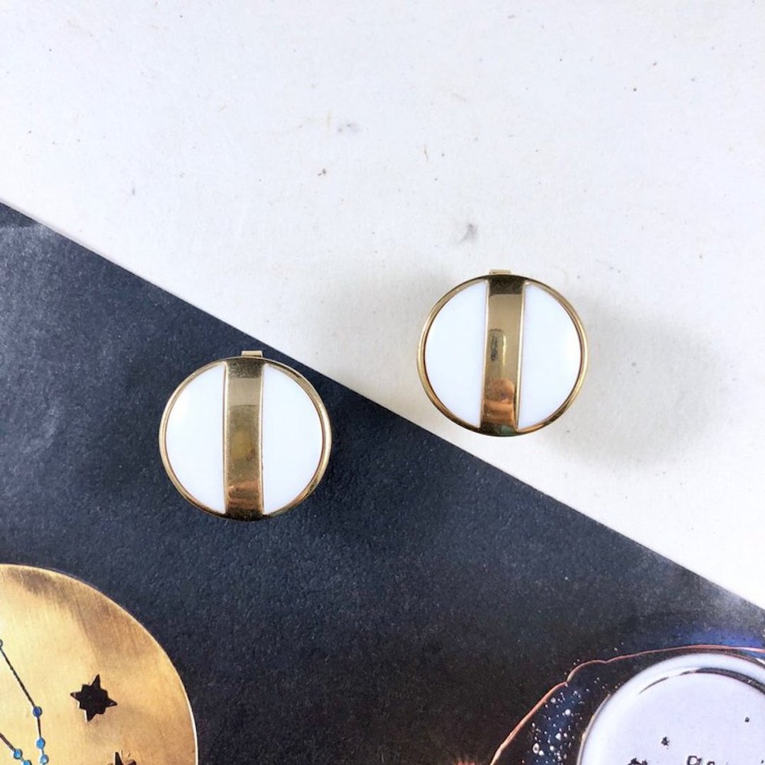 Vintage 80s Avon White Enamel Gold Clip On Earrings - 耳环/耳夹 - 贵金属 金色