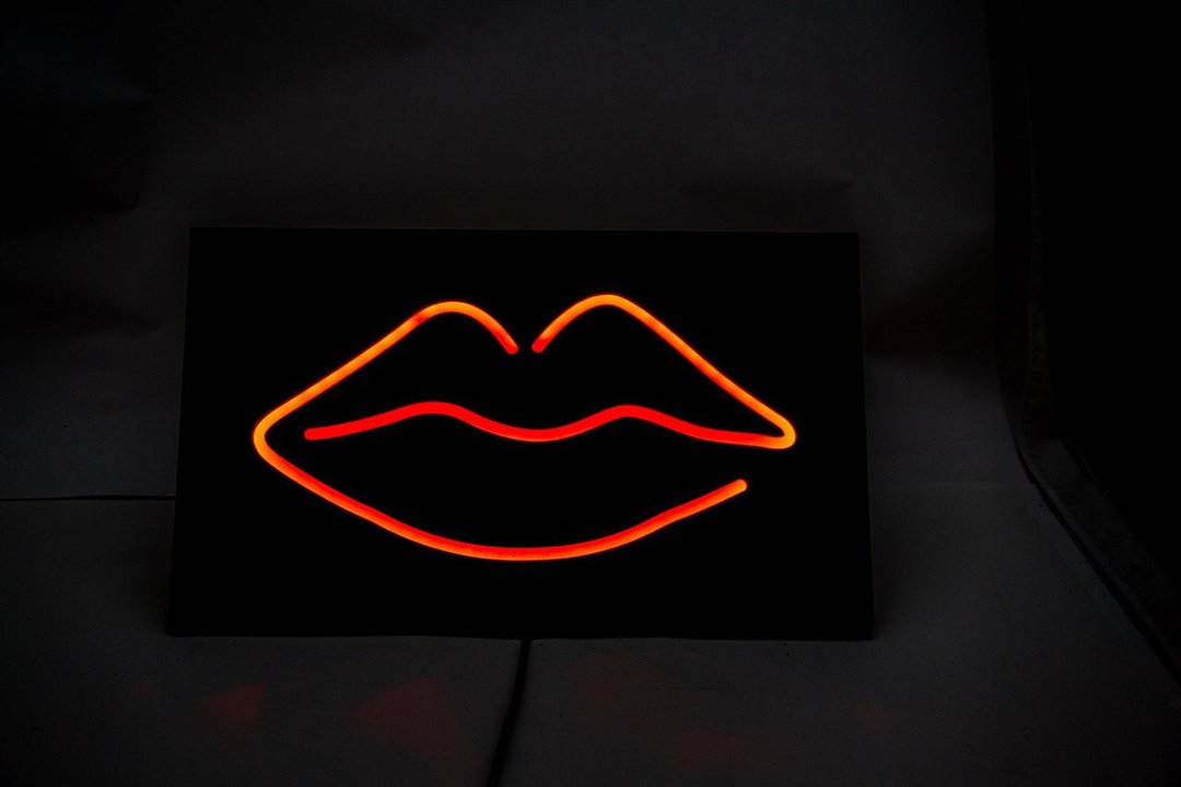 Man Cave 壁灯霓虹灯风格 LIPS LED 技术 // 免费送货 - 墙贴/壁贴 - 木头 黑色