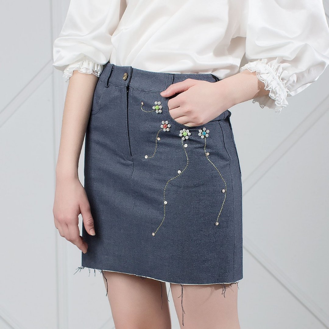 Floral Embroidred Denim Mini Skirt With Raw Hem - 裙子 - 棉．麻 蓝色