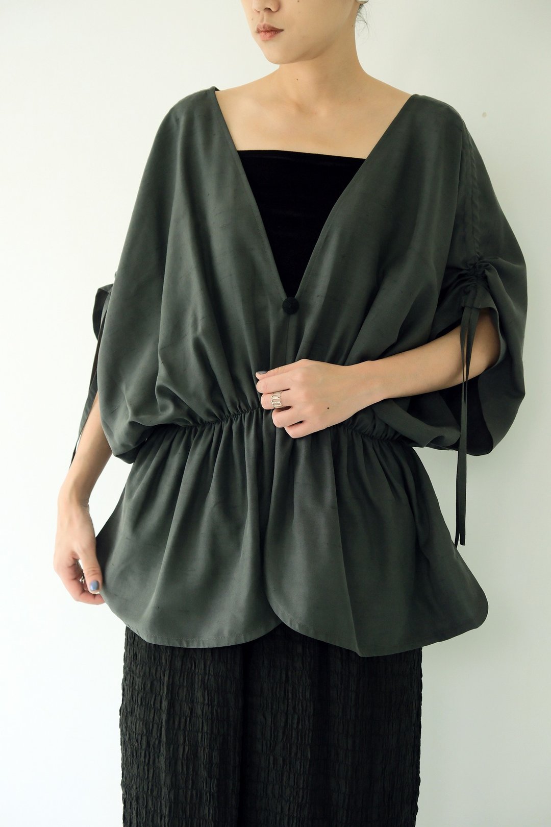 川 衣 WEAR BEING  蚕丝V领抽绳缩腰上衣  灰蓝 - 女装背心 - 棉 灰色