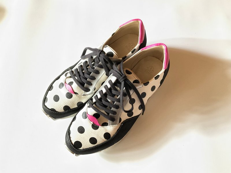 推荐给喜欢圆点的人【新色】手工制作的运动鞋，手感柔软。白色/黑色闪光 - 女款休闲鞋 - 真皮 白色