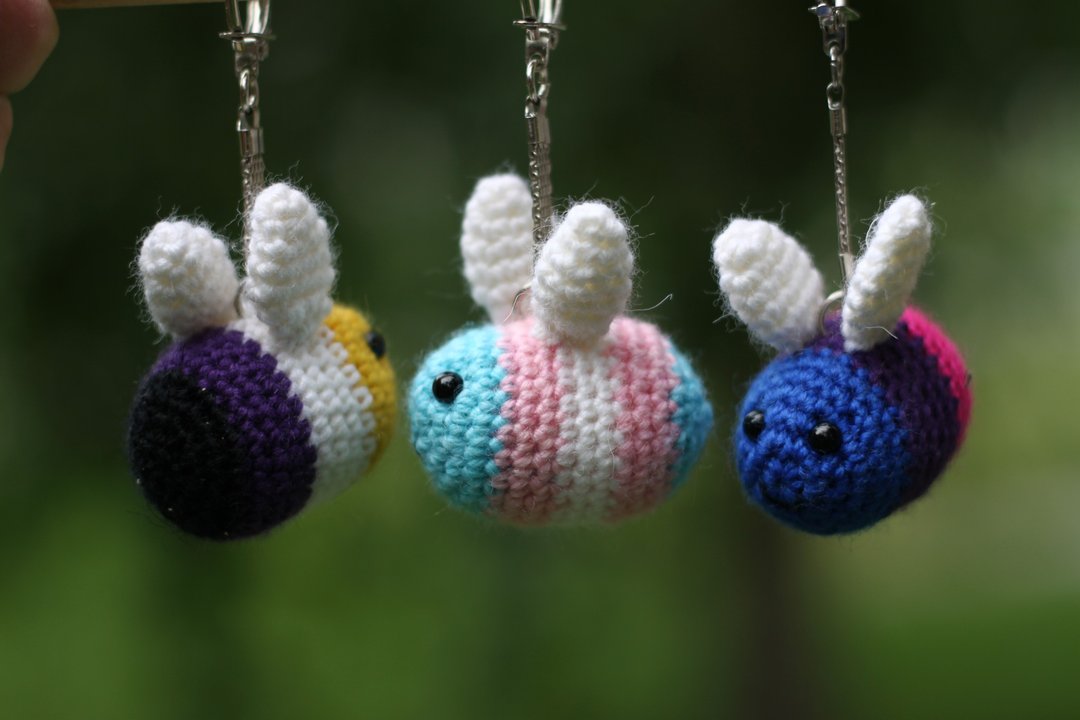 LGBT PRIDE bees! amigurumi pride bees! Custom flag colors also available! Bumble - 钥匙链/钥匙包 - 羊毛 