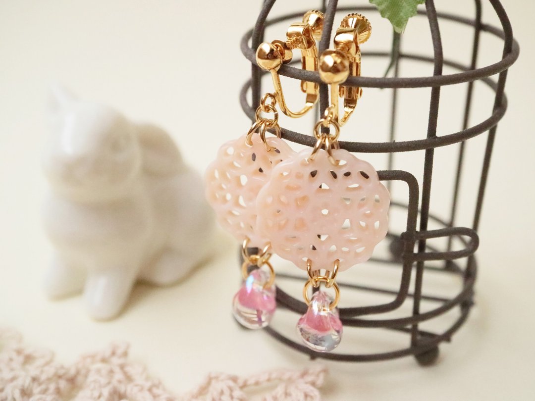Pink shell lace and American lampwork beads Round magatama Clip-On Pink shell cute shell shell dragonfly ball dragonfly ball swaying elegant borosilicate glass - 耳环/耳夹 - 贝壳 粉红色