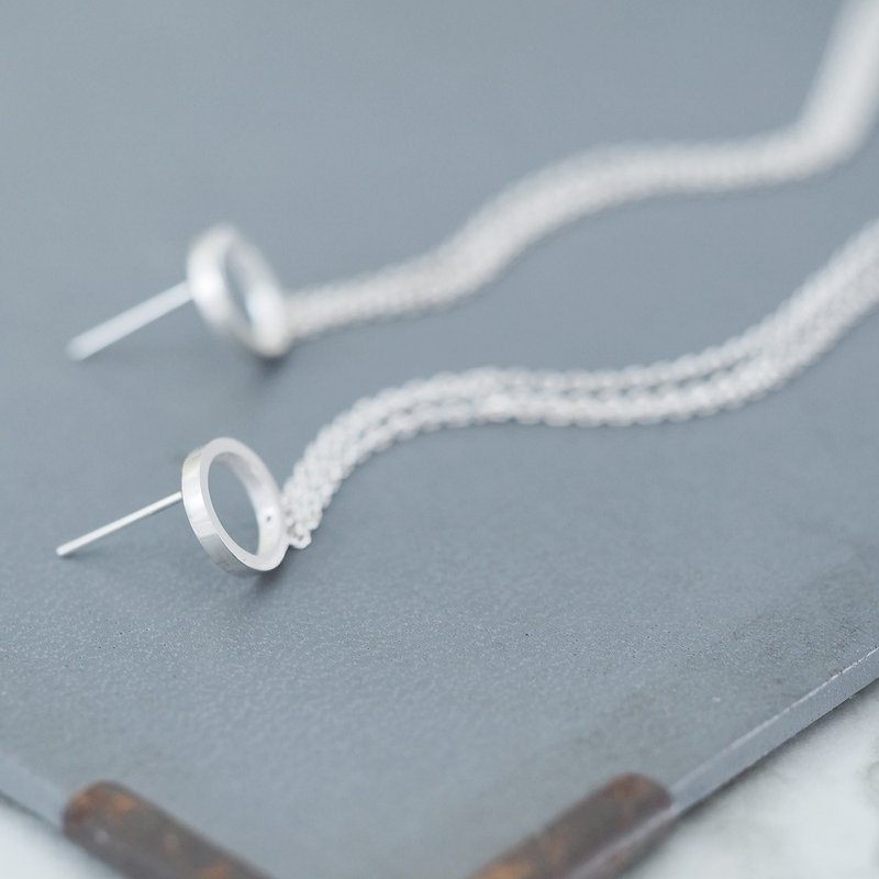Round tassel long earrings Silver 925 - 耳环/耳夹 - 其他金属 银色