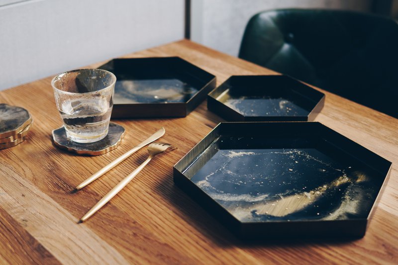 33Creations 钻瓷树脂 | 六角金属拉丝托盘 | 黑金 - 摆饰 - 树脂 黑色