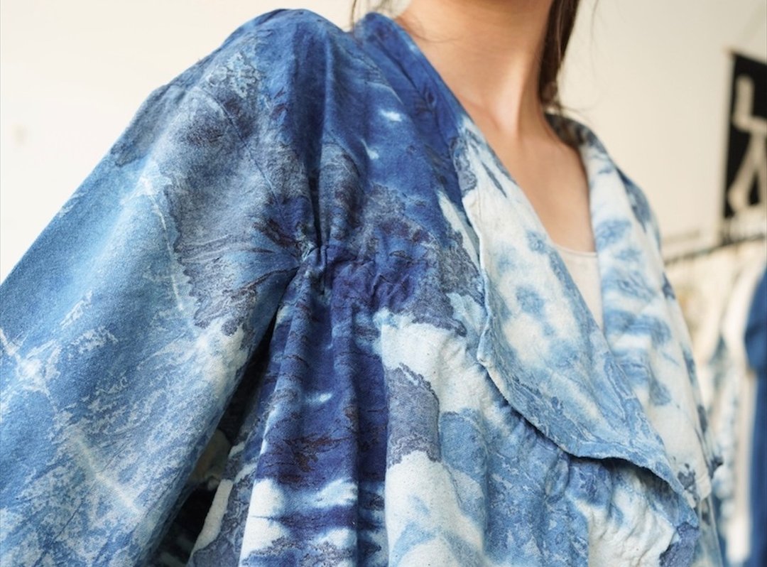 【手工蓝染】 系带翻领长袖外套 - 女装上衣 - 棉．麻 蓝色