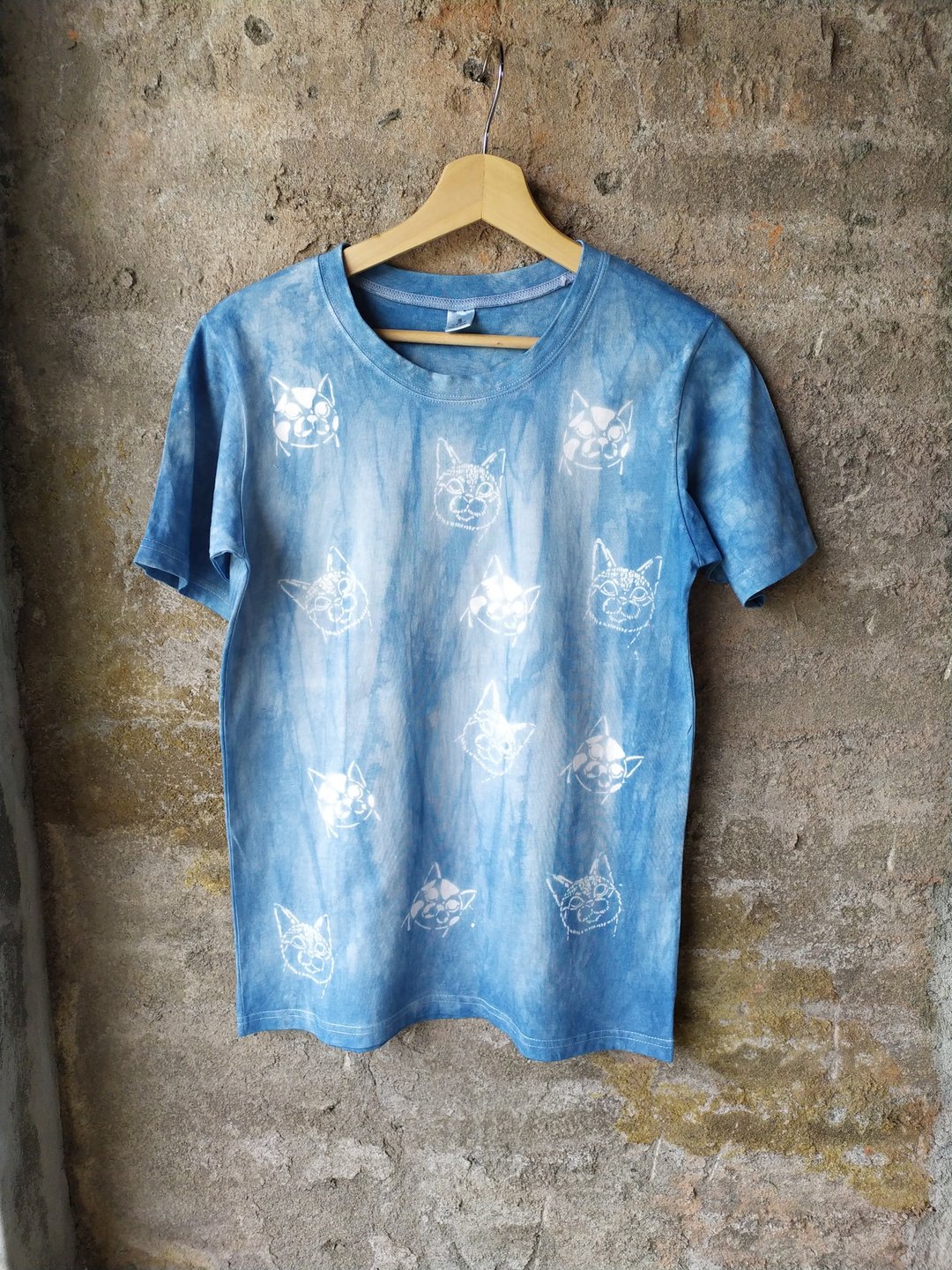 自在染isvara  蓝染友善大地纯棉T-shirt  日常猫系列 黑黑与白白 - 中性连帽卫衣/T 恤 - 棉．麻 蓝色