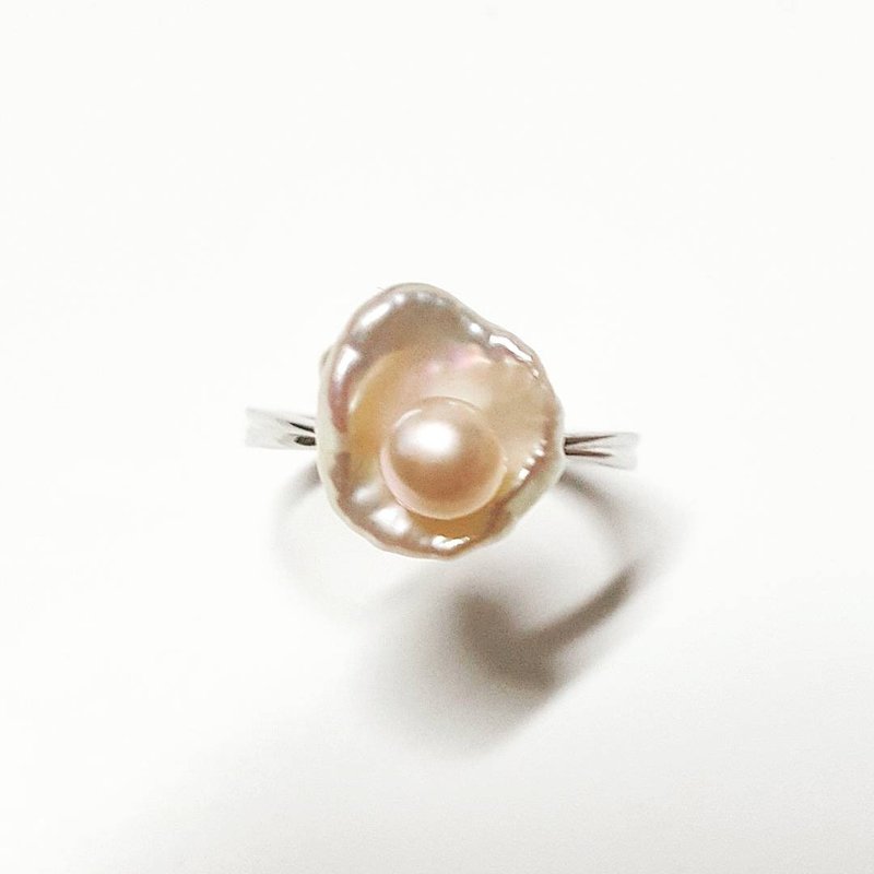 浪花一朵朵之荷包蛋:幻彩花片珍珠配小珍珠半银戒指-香港创作) - 耳环/耳夹 - 珍珠 多色