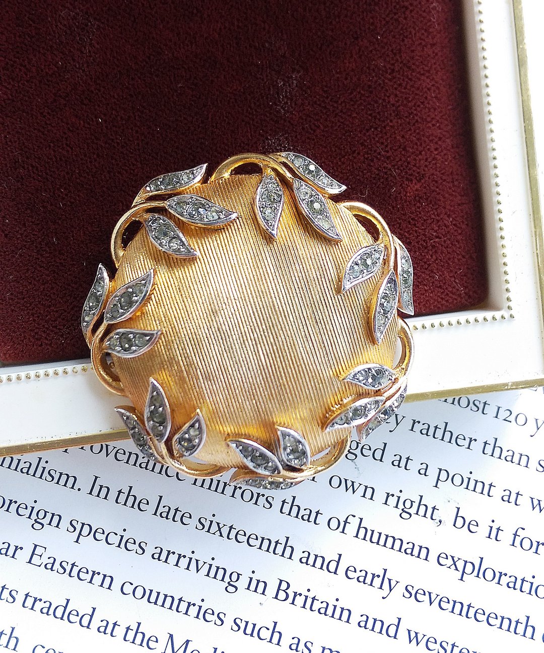 Vintage Jewelry 西洋古董饰品 Trifari Garden of Eden 别针 - 徽章/别针 - 其他金属 金色