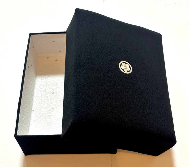 TAKARABAKO——用日本和服布料覆盖的储物盒。日本制造。体验日本 - 收纳用品 - 丝．绢 黑色