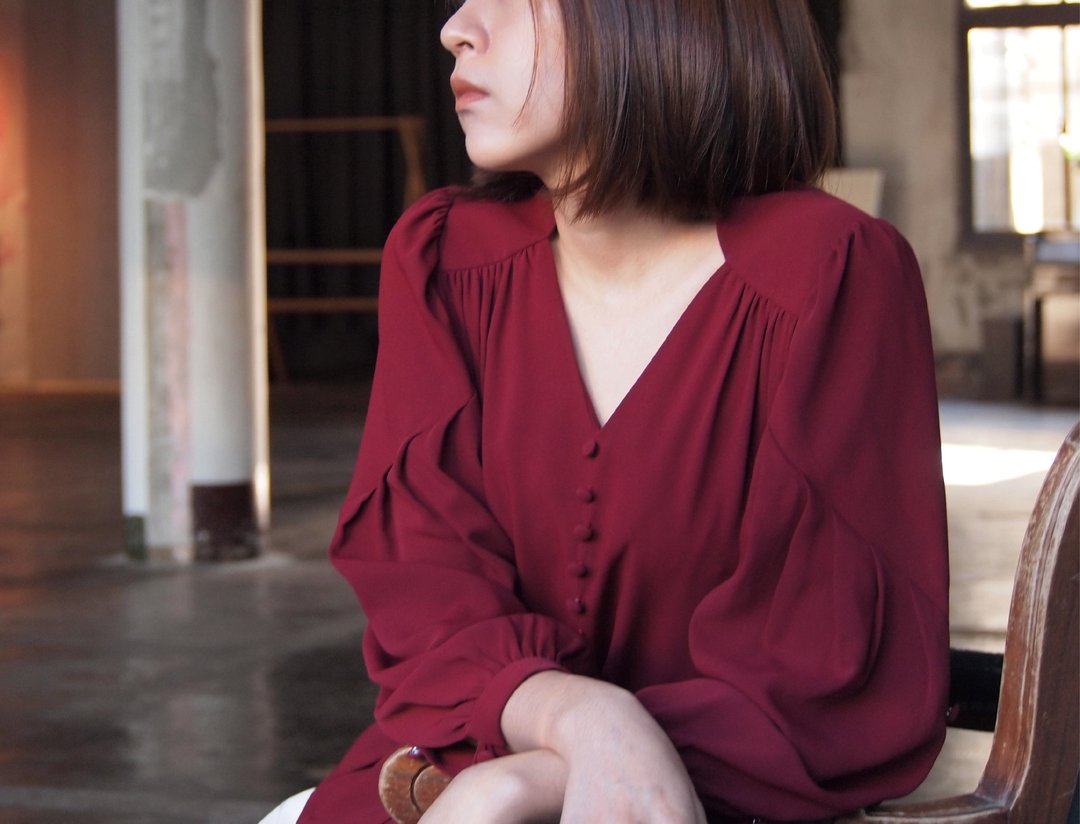 复古排扣细褶绑带衣 // 烈焰红 - 女装衬衫 - 聚酯纤维 红色