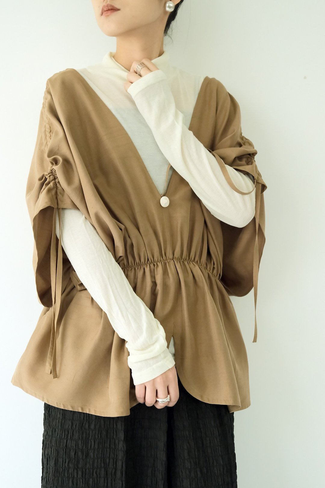 川 衣 WEAR BEING  蚕丝V领抽绳缩腰上衣  茶褐 - 女装背心 - 棉 咖啡色