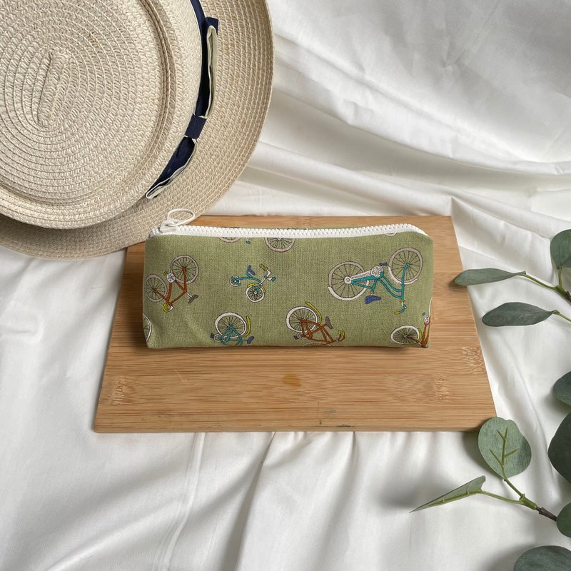 大容量三角笔袋化妆包 新绿踏青 - 铅笔盒/笔袋 - 棉．麻 绿色