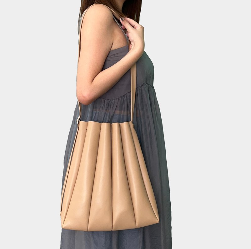 Walk With Me 回收皮革贝壳肩背包 笔电包 - 燕麦拿铁 - 侧背包/斜挎包 - 其他人造纤维 卡其色