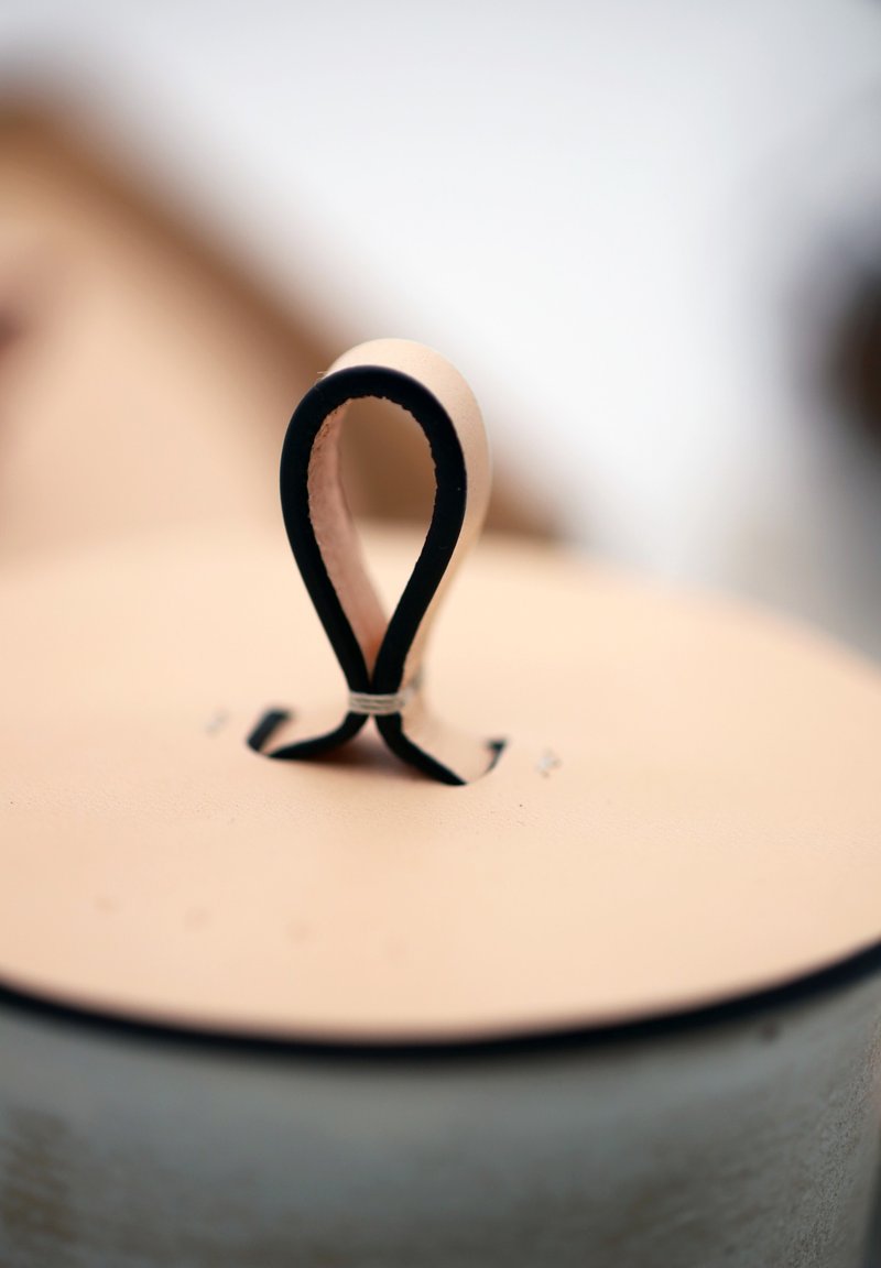 生活系列-植鞣色优雅皮革杯盖 深蓝色边油 - 摆饰 - 真皮 卡其色