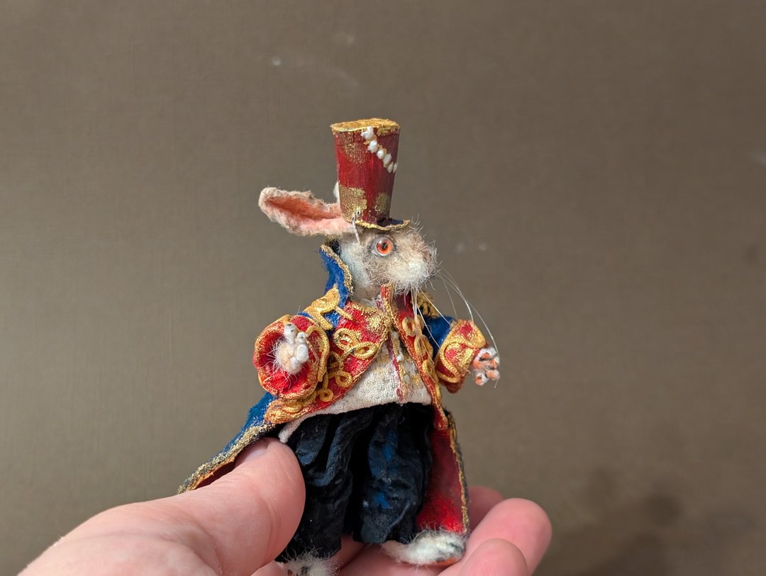白兔骠骑兵。钩编微型.7cm。 - 玩偶/公仔 - 其他材质 多色