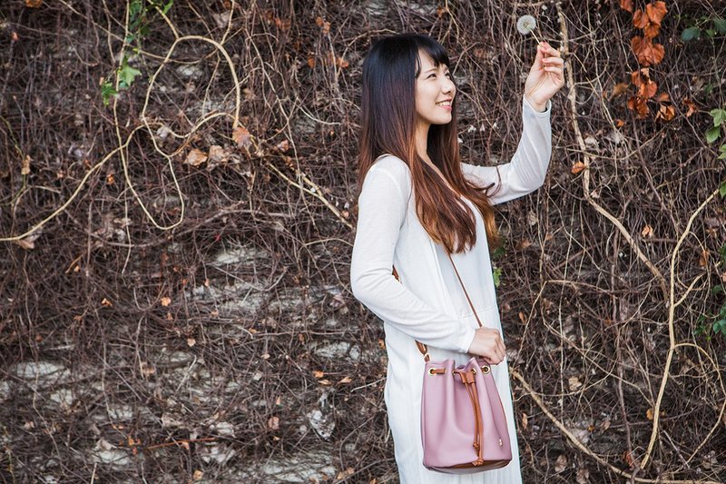 ()台湾原创/C.L.M纯素皮革/轻巧水桶包-干燥玫瑰 - 侧背包/斜挎包 - 防水材质 粉红色