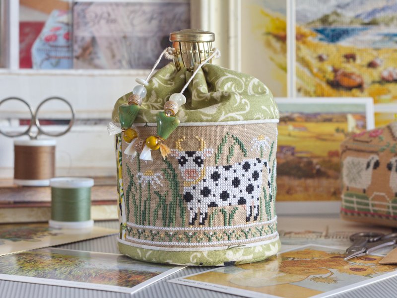 Handmade Round box, pouch, purse with cross stitched Cow - 其他 - 环保材料 灰色