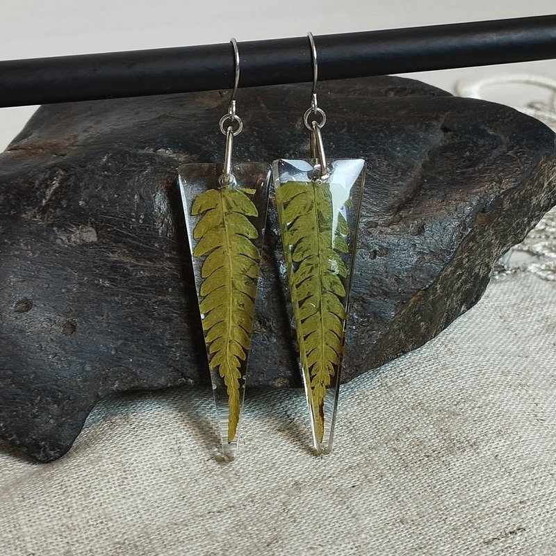 带绿色蕨叶的三角形耳环。精灵耳环。手工制作的树脂珠宝 - 耳环/耳夹 - 树脂 绿色