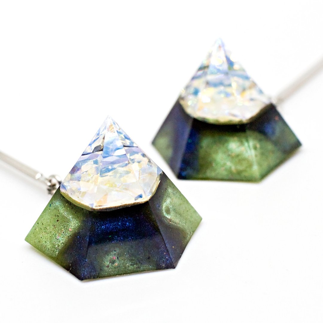 Hexagon dangle earrings (shining kappa pickles) - 耳环/耳夹 - 树脂 多色