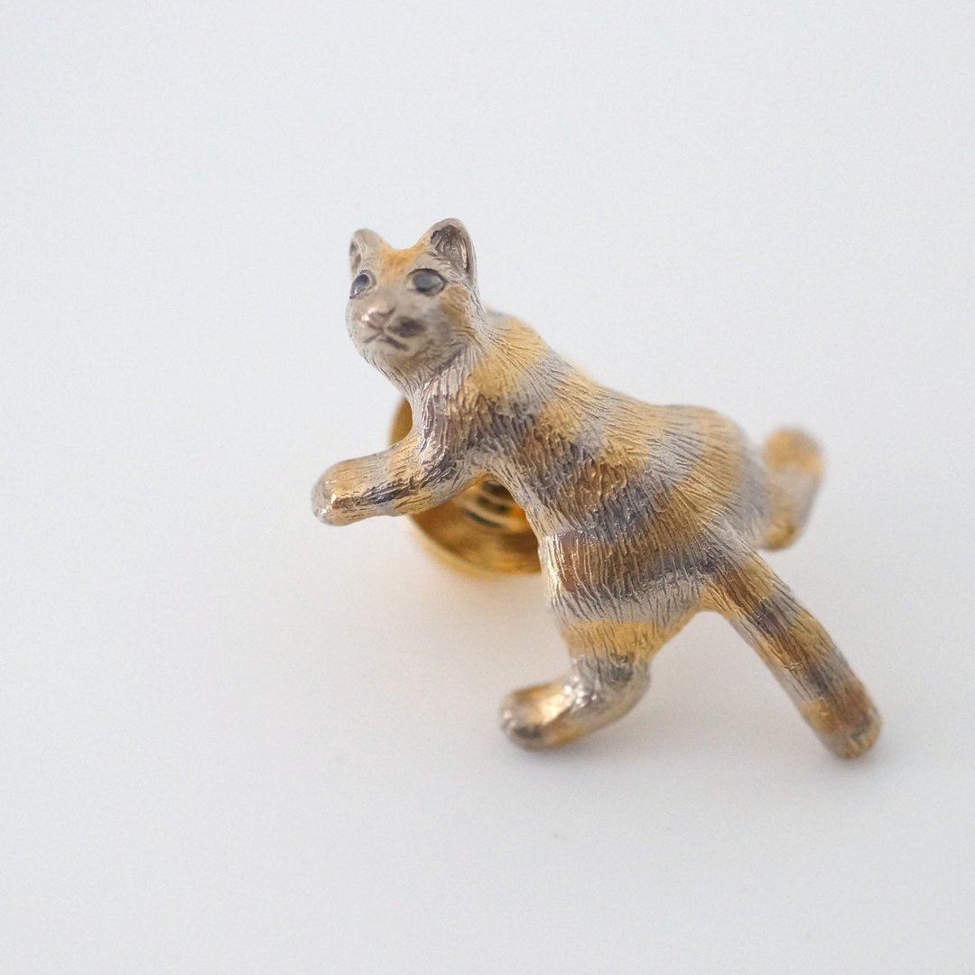 Turn around cat pin brooch tea tiger - 胸针 - 其他金属 金色