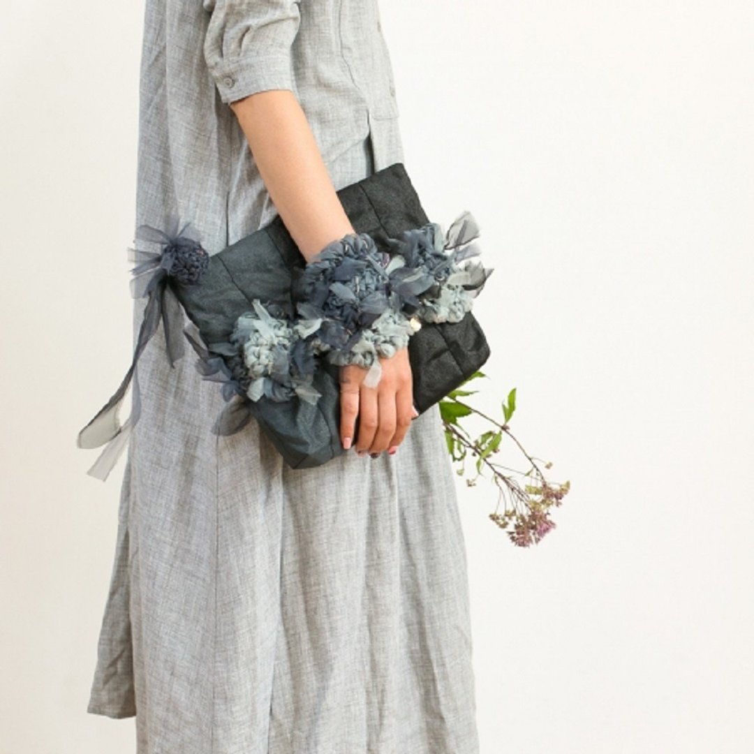 Monotone | Tatami rim | Blooming knitting pochette clutch - 侧背包/斜挎包 - 其他材质 黑色