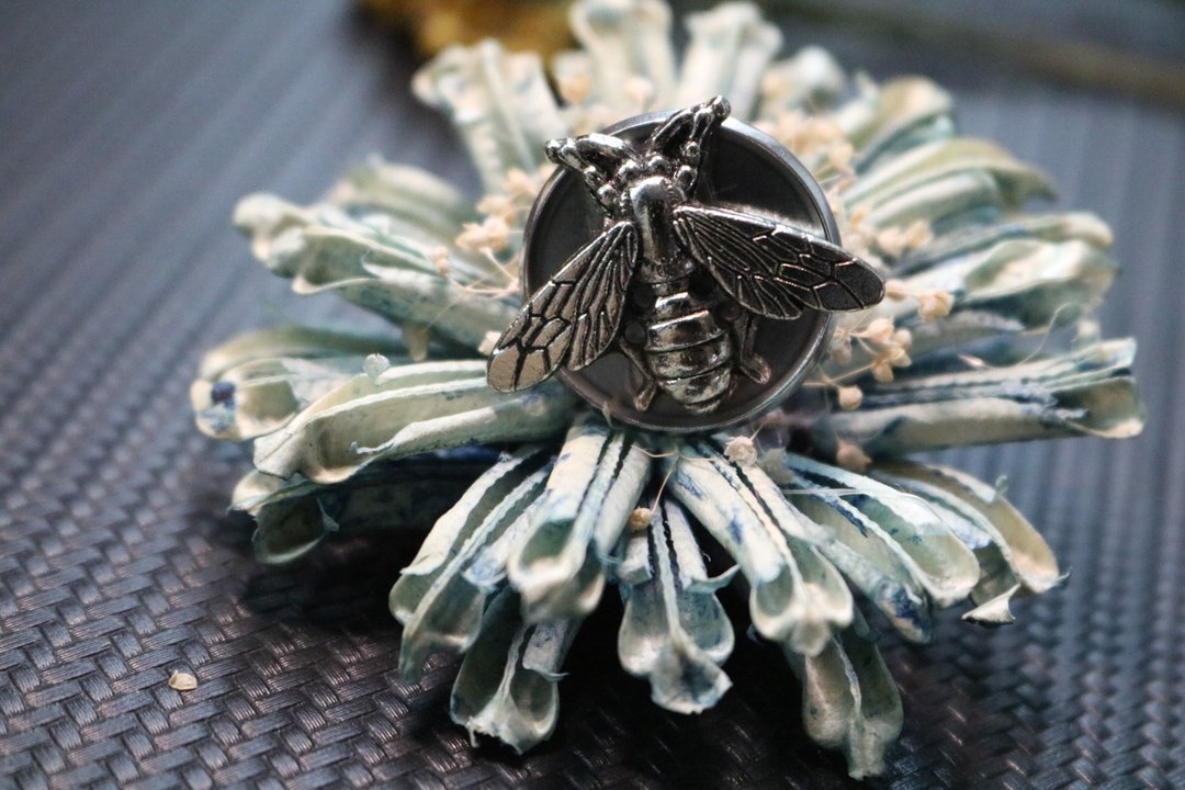 銀色蜜蜂復古胸針百搭紳士胸花金屬 - 胸针 - 其他金属 银色