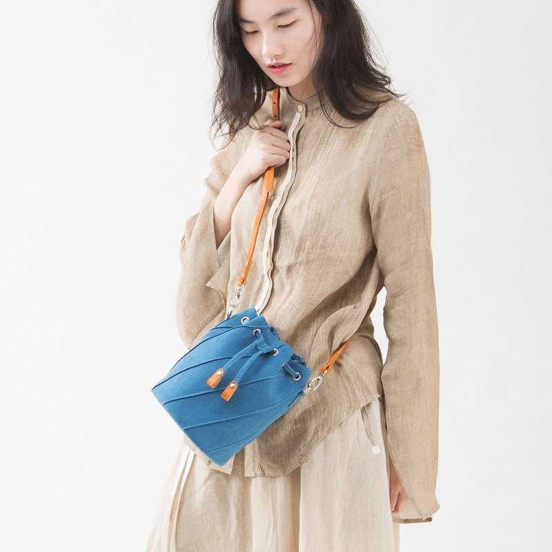 水洗帆布水桶包 SEWING缝线工艺 真皮肩带版 - 侧背包/斜挎包 - 棉．麻 灰色