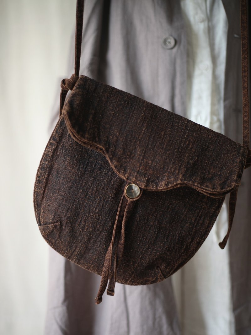 植物染斜背袋棕色復古風斜挎包手工天然染色苧麻布細揹帶手機包 - 侧背包/斜挎包 - 棉．麻 咖啡色