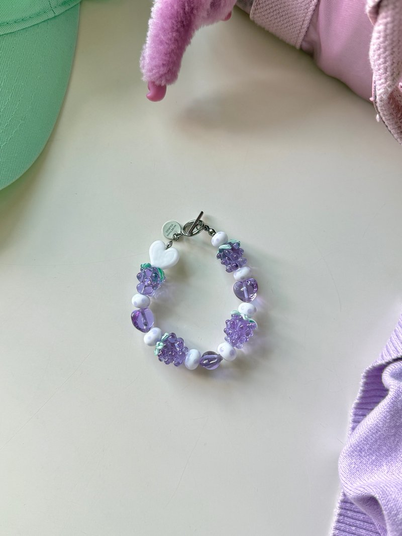 Lovely Grape Bracelet 采用紫白色调的穆拉诺玻璃珠、葡萄造型珠、爱心造型珠 - 手链/手环 - 玻璃 紫色