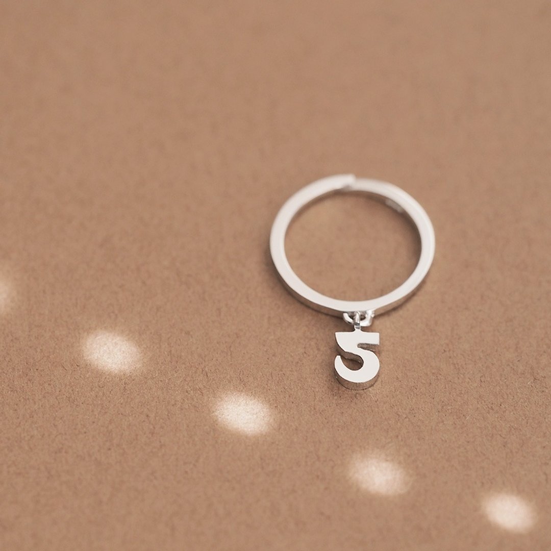 Number 5 charm ring Silver 925 - 戒指 - 其他金属 银色