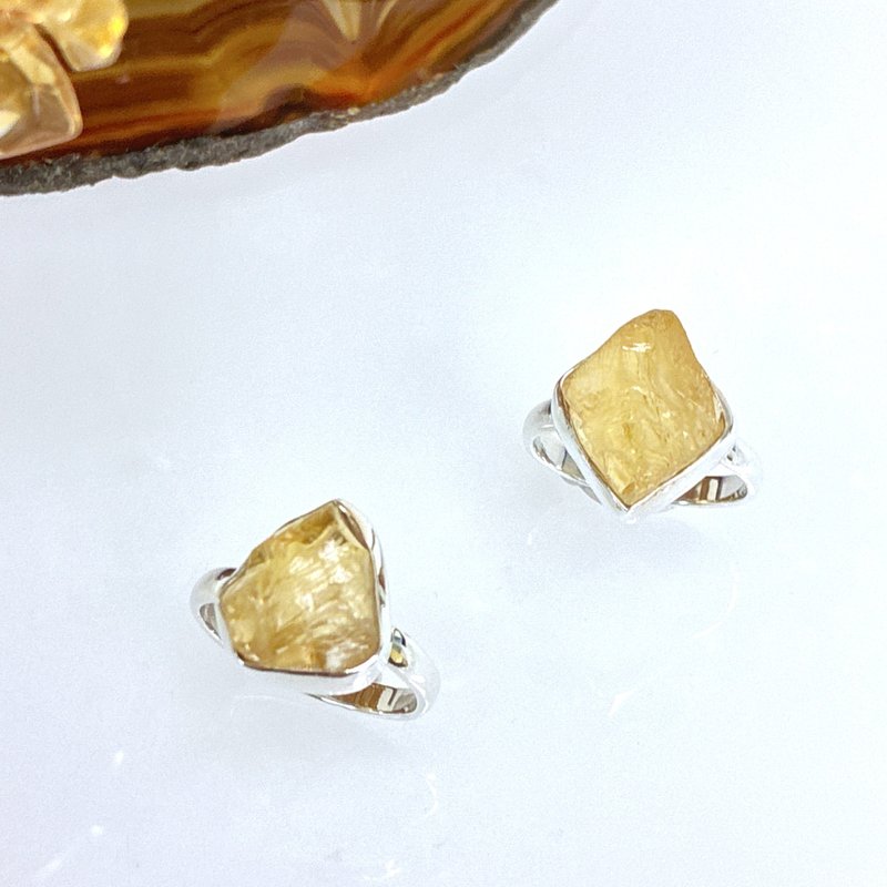 Edith & Jaz • 黄水晶原石纯银包镶戒指 - 戒指 - 水晶 黄色