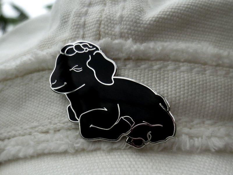台湾黑山羊宝宝 迷你黑硬珐琅金属徽章 Vegan Hard Enamel Pin 羊 - 徽章/别针 - 珐琅 黑色