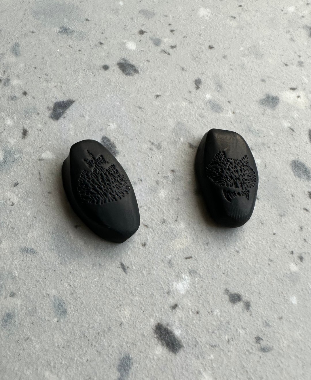 软陶饰品-石块造型手绘公母黑猫耳环-不对图形称设计-可制 - 耳环/耳夹 - 其他材质 黑色
