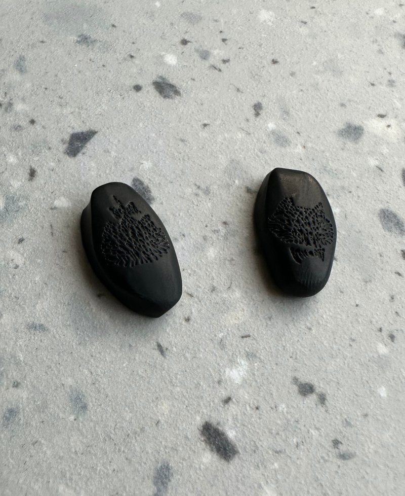 软陶饰品-石块造型手绘公母黑猫耳环-不对图形称设计-可制 - 耳环/耳夹 - 其他材质 黑色