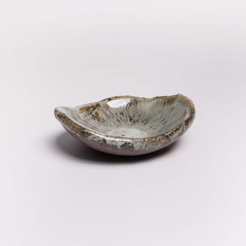 明芽窑 l 柴烧灰釉铁斑盘 - 盘子/餐盘/盘架 - 陶 灰色