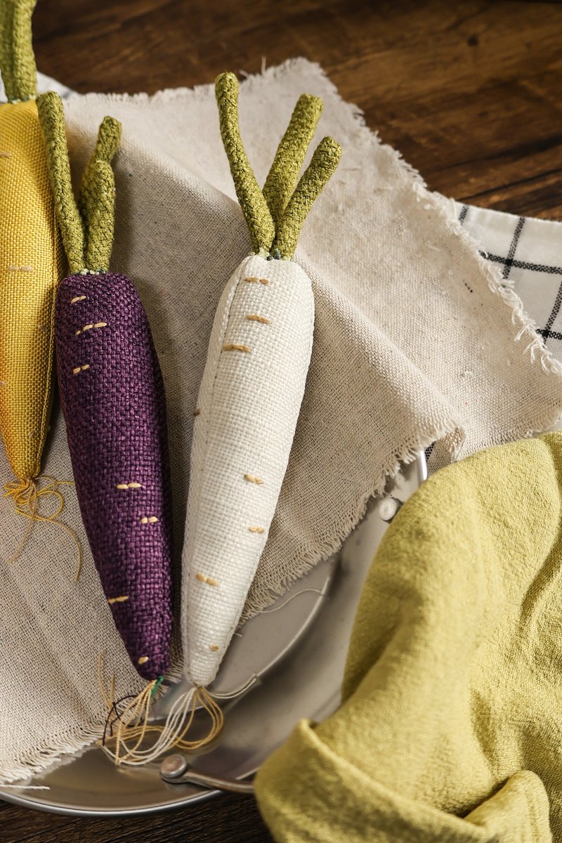 白萝卜 White radish 纯手作 蔬果 摆饰 吊饰 猫咪儿童玩具 - 摆饰 - 其他材质 多色