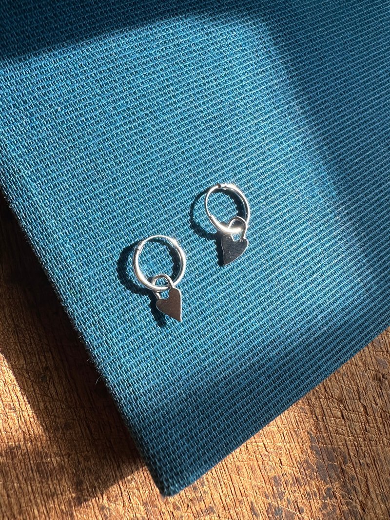 手作银饰— 圈圈爱心坠饰耳环 925纯银耳环 爱心坠饰 圈圈耳环 - 耳环/耳夹 - 纯银 银色