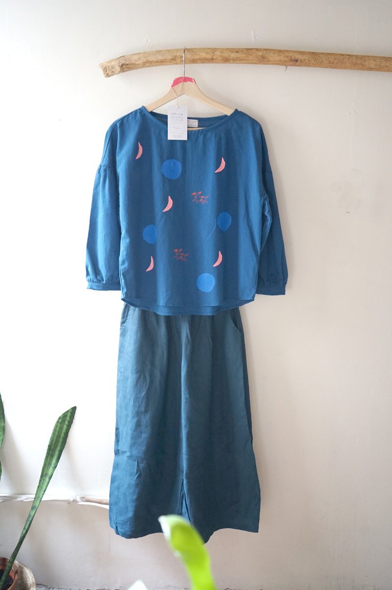 星球 / 小猫 / 海浪棉麻蓝蓝澎袖圆弧下摆上衣 - 女装上衣 - 棉．麻 蓝色