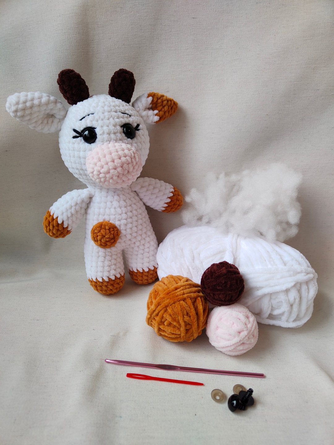 Crochet cow kit beginner with yarn, cow plush, chunky cow - 编织/刺绣/羊毛毡/裁缝 - 其他金属 白色