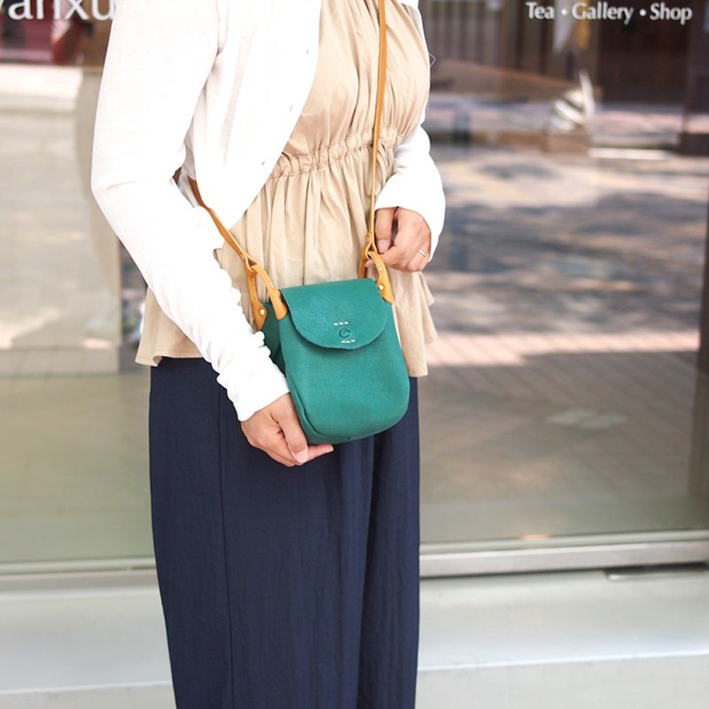 日本轻巧 圆弧植鞣摔纹牛革侧背/手机包 Made in Japan by CHAM - 侧背包/斜挎包 - 真皮 