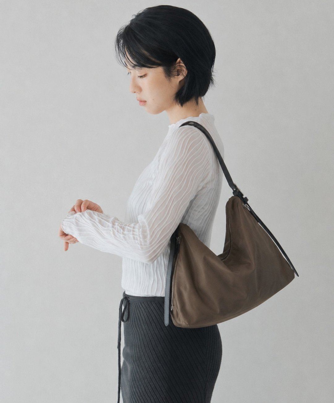supportingrole 卡其咖啡轻量垂坠肩斜背文青月牙通勤包 - 侧背包/斜挎包 - 尼龙 