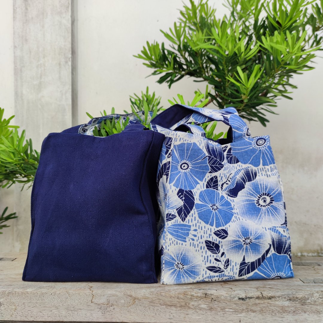 Double Side Handbag Printed Morning Glory Flower and Plain Navy Blue - 手提包/手提袋 - 棉 蓝色