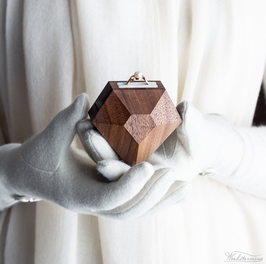Unique rotating diamond shape proposal ring box - 收纳用品 - 木头 