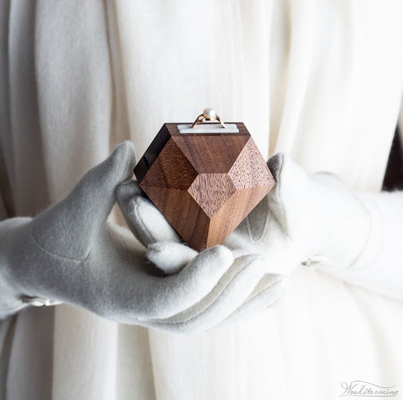 Unique rotating diamond shape proposal ring box - 收纳用品 - 木头 