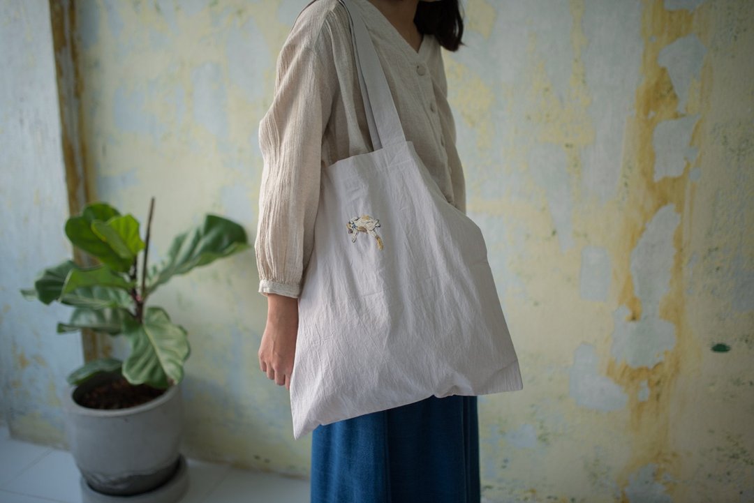 Sleepy Kitty : Hand Embroidery Natural Colour Yarn  | Grey Cotton Tote Bag - 其他 - 棉 灰色