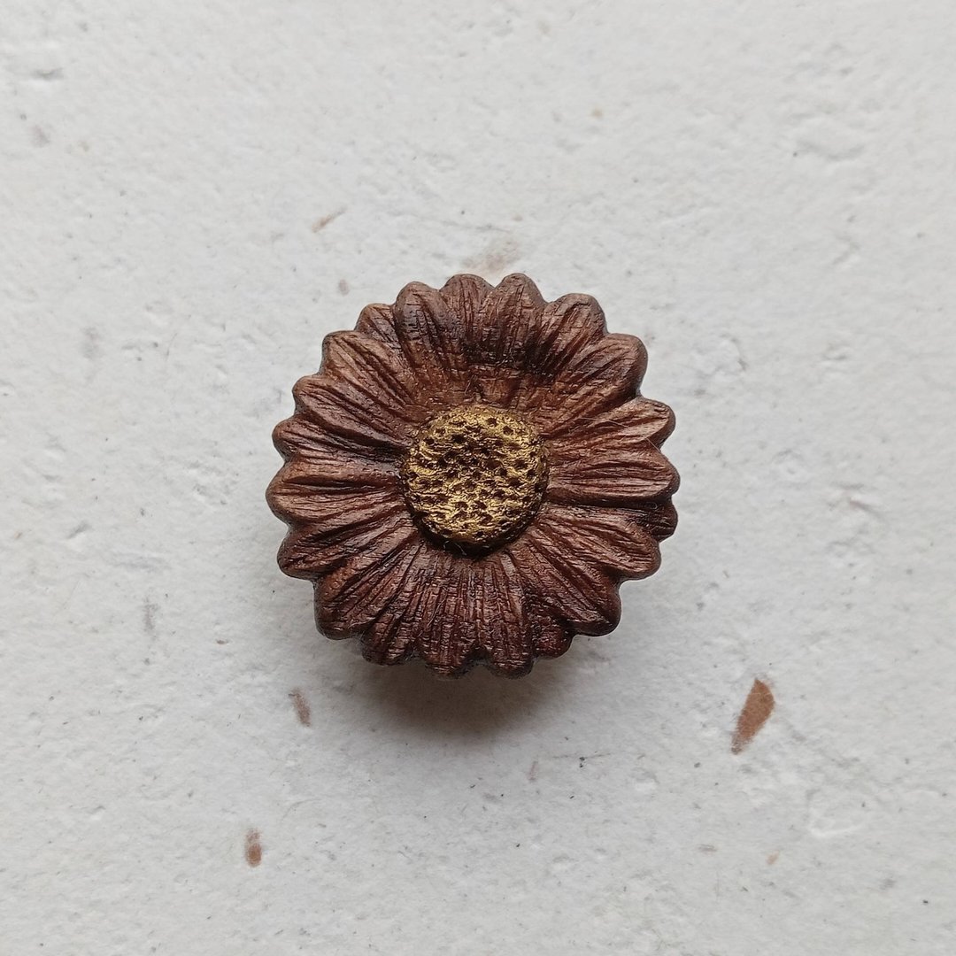 巧克力风味  胡桃木小雏菊徽章 - 胸针 - 木头 咖啡色