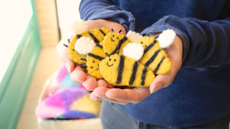 蜜蜂弟弟羊毛毡别针 BJ1609127 (罗唯心) - 胸针 - 羊毛 黄色