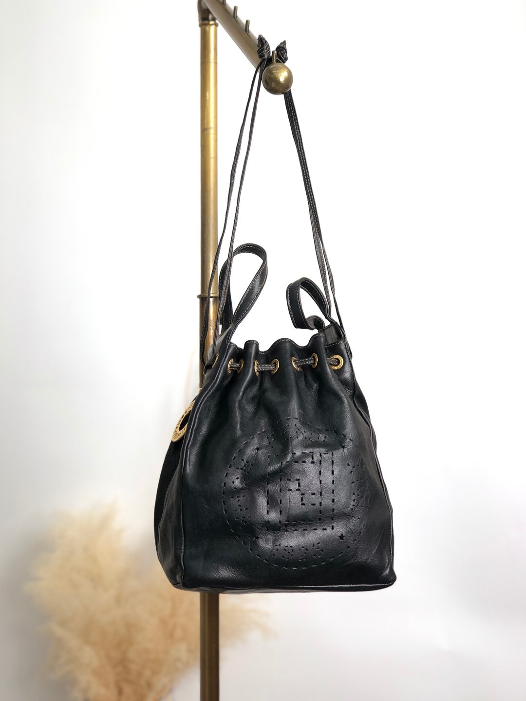【日本直送 名牌中古包】FENDI 芬迪 黑色缀标志镂空皮革束口袋 复古包 5bbkpm - 侧背包/斜挎包 - 真皮 黑色